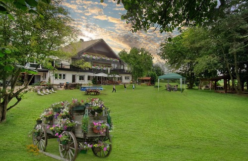 Wethen Maison | The country house is in a quiet location, close to hiking and cycling trails, as well as close to highways.