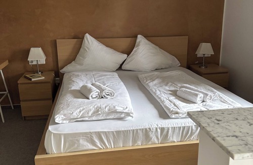 Wethen Cottage | The country house is situated in a quiet location, close to hiking and biking trails & the highway.