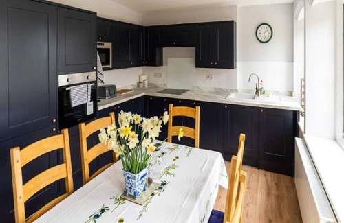 Chipping Campden Maison | The Courtyard overlooking Kiftsgate Court Gardens