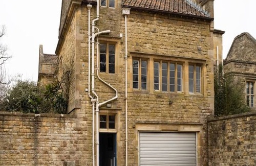 Chipping Campden Maison | The Courtyard overlooking Kiftsgate Court Gardens