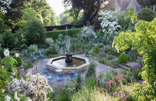 Chipping Campden Maison | The Courtyard overlooking Kiftsgate Court Gardens