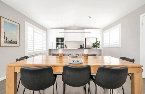 Caves Beach Maison | The Cove - Pet Friendly Retreat With Ocean Views Moments to Beach.