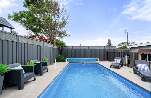 Caves Beach Maison | The Cove - Pet Friendly Retreat With Ocean Views Moments to Beach.