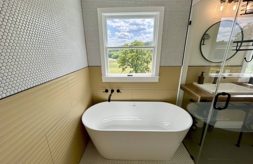 Berkeley Springs Autre | The Cowbell - 3-bedroom farmhouse in charming Berkeley Springs