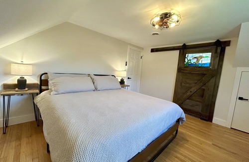 Berkeley Springs Autre | The Cowbell - 3-bedroom farmhouse in charming Berkeley Springs