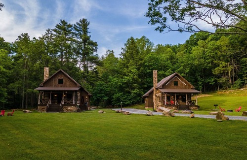 Goldbond Cabine | Four Fillies Lodge-Family Friendly Antique, Cabane en rondins élégant et rustique!
