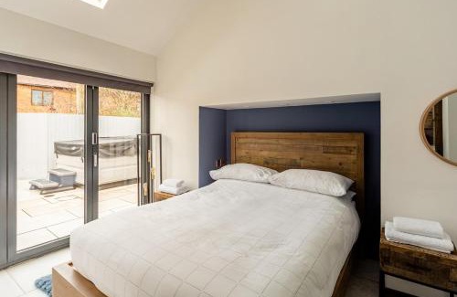 Bromsgrove Maison | The Cowshed - Luxury Barn with Hot Tub