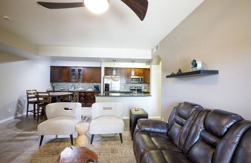 East Mesa Copropriété | 3-bedroom 2- bathroom First Floor Condo With Two Sparkling Pools and Spas