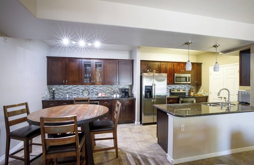 East Mesa Copropriété | 3-bedroom 2- bathroom First Floor Condo With Two Sparkling Pools and Spas