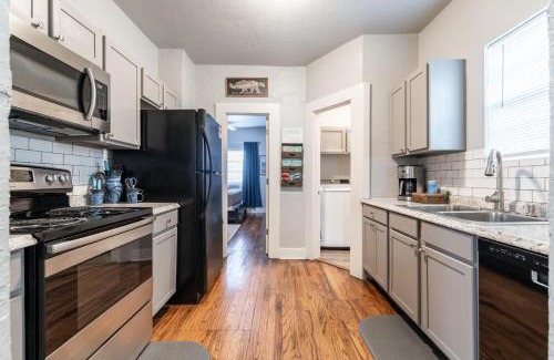 Chickasha Maison | The Cozy Chickasha, Fiber WIFI, Washer & Dryer, Near DT Chickasha & Leg Lamp!