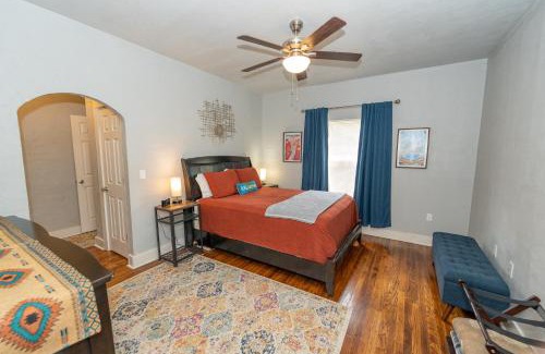 Chickasha Maison | The Cozy Chickasha, Fiber WIFI, Washer & Dryer, Near DT Chickasha & Leg Lamp!