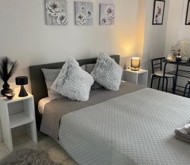 Serres Appartement | The Cozy Cine-Hub