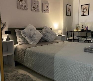 Serres Appartement | The Cozy Cine-Hub