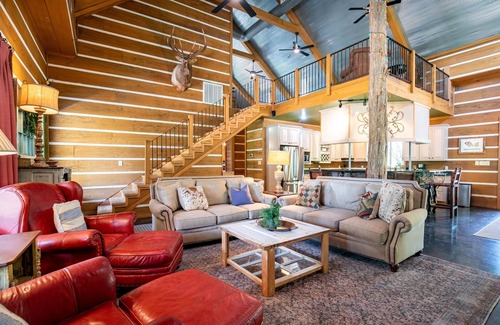 Batesville Maison | The CPL, 2BR Oxford Retreat by Velvet Ditch Villas