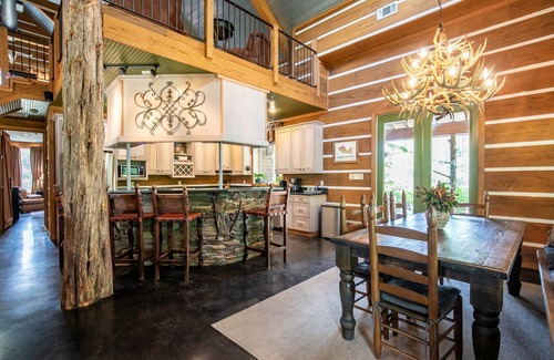 Batesville Maison | The CPL, 2BR Oxford Retreat by Velvet Ditch Villas
