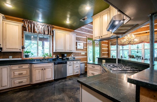 Batesville Maison | The CPL, 2BR Oxford Retreat by Velvet Ditch Villas