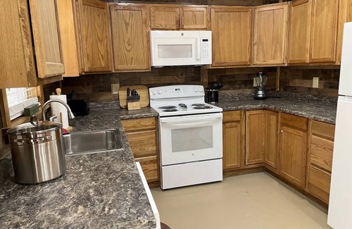Tie Plant Cabine | The Crappie-2 bedroom cabin with spacious parking