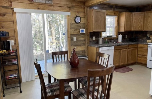 Tie Plant Cabine | The Crappie-2 bedroom cabin with spacious parking