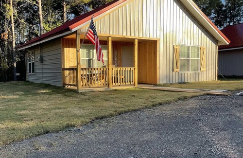 Tie Plant Cabine | The Crappie-2 bedroom cabin with spacious parking