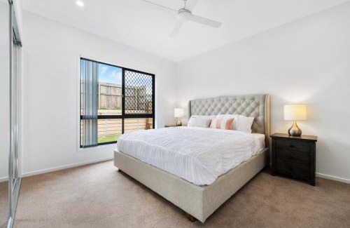 Burpengary East Maison | The Crest North Harbour Estate Sleeps 8