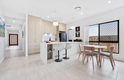 Burpengary East Appartement | `The Crest` - Stunner in North Harbour Estate