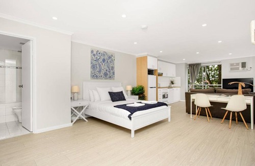 Crows Nest Appartement | 'The Crows Nest' Spacious Studio with Balcony