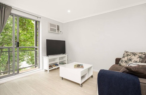 Crows Nest Appartement | 'The Crows Nest' Spacious Studio with Balcony