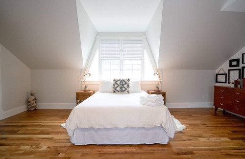 Five Points Lit Et Petit-Déjeuner | The Curtis Park Club | Beer + Wine| Sleeps 22