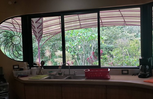 Tierras Morenas Maison | La Cusuca (Hobbit House)-casa subterranea cerca del Lago Arenal