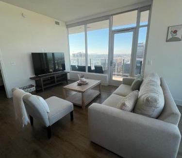 Civic Core Appartement | The Daisy Bright 2BR Stay in Downtown San Diego