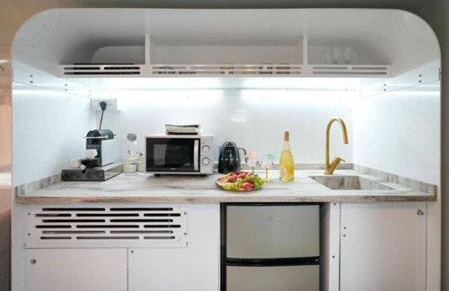 Gesher HaZiv Appartement | The Daydream Bus Hideaway by Sea N' Rent