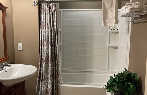Summit Maison | The DeBary Inn