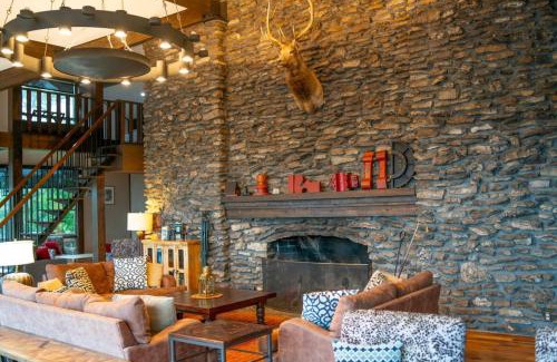 Eureka Springs Maison | The Deck House Retreat