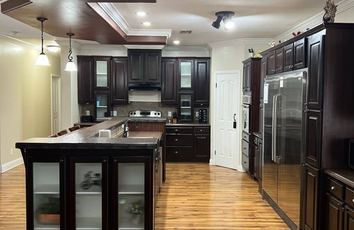 Cross Mountain Maison | The Den - Family friendly, Close to Fiesta Texas