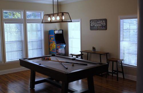 Cross Mountain Maison | The Den - Family friendly, Close to Fiesta Texas, SeaWorld, Riverwalk and more