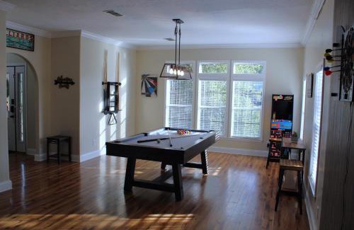 Cross Mountain Maison | The Den - Family friendly, Close to Fiesta Texas, SeaWorld, Riverwalk and more
