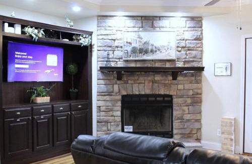 Cross Mountain Maison | The Den - Family friendly, Close to Fiesta Texas, SeaWorld, Riverwalk and more