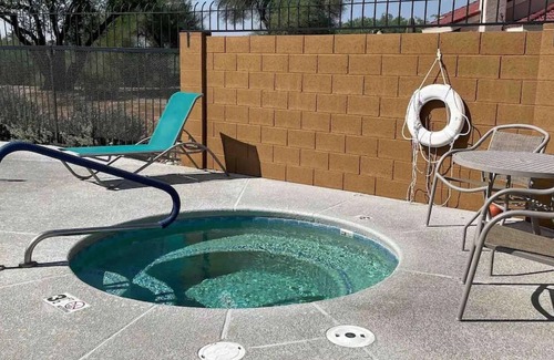 Oro Valley Maison | The Desert Oasis at #LambertPark: 4BD, Mountain Views, Gym, Pool & Spa, Pool Table, Cotton Bedding