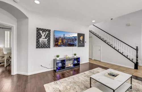 Spring Valley Maison | The Designer House with Heated Pool and 10 Min to Strip Great for Family