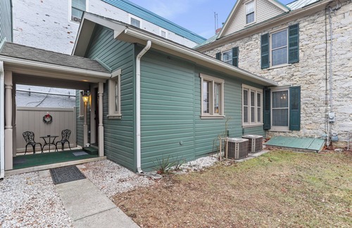 Shippensburg Maison | The Doctor’s House: 4BR, Historic Elegance & Downtown Adventure - Sleeps 9!