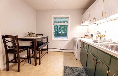 Miller Place Appartement | The Dogwood Inn - an eclectic north shore retreat