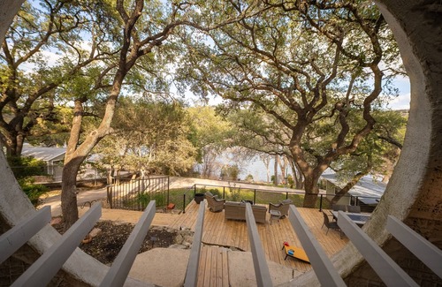 Lakeshore Addition Maison | The DOME House ~An Iconic Stay on Lake Austin~