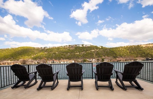 Lakeshore Addition Maison | The DOME House ~An Iconic Stay on Lake Austin~