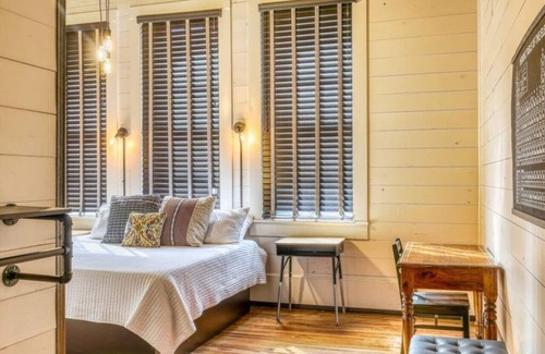 Brenham Hôtel | The downtown Brenham Schoolhouse Hotel, Room A