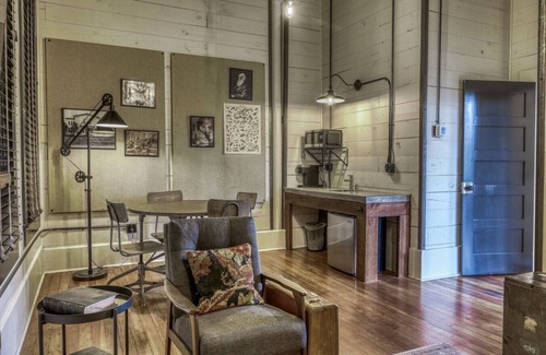 Brenham Hôtel | The downtown Brenham Schoolhouse Hotel, Suite 1