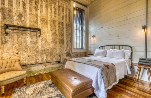 Brenham Hôtel | The downtown Brenham Schoolhouse Hotel, Suite 1