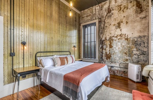 Brenham Hôtel | The downtown Brenham Schoolhouse Hotel, Suite 3