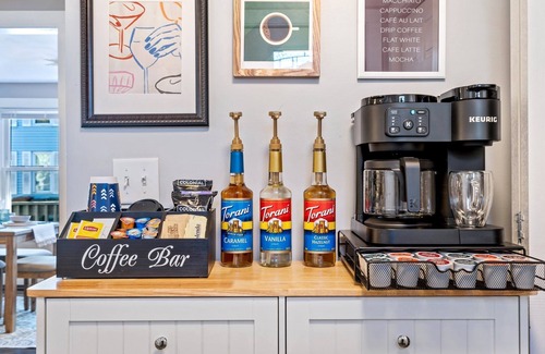 Southern Coast Appartement | The Downtown Den - King Bed, Dog Friendly, Fire Pit, Parking, Family Friendly