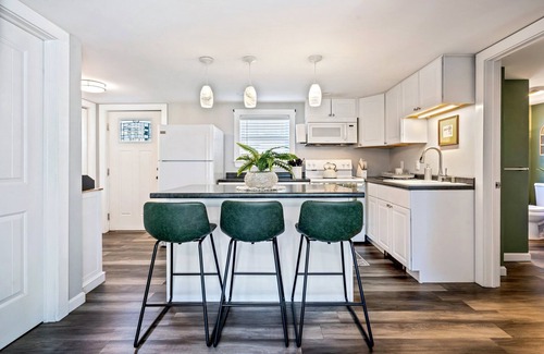 Southern Coast Appartement | The Downtown Den - King Bed, Dog Friendly, Fire Pit, Parking, Family Friendly