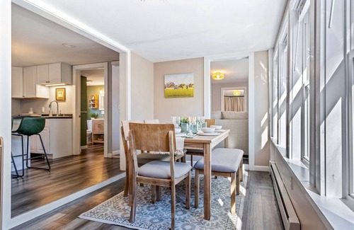 Southern Coast Appartement | The Downtown Den - King Bed, Dog Friendly, Fire Pit, Parking, Family Friendly